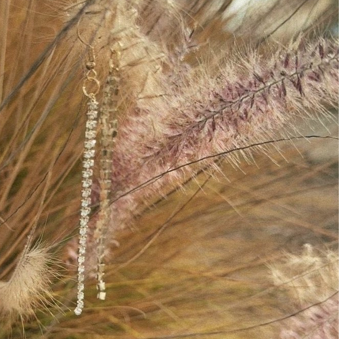 Twinkling Dangly Earrings with Iridescent Diamond Accents